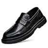 Zapatos casuales de cuero negros, estilo nuevo, transpirables, adecuados para uso formal y de negocios, mocasines para hombre sin cordones, zapatos fáciles de poner