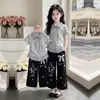 2026 Nuevo Conjunto de Dos Piezas de Pantalones Anchos de Pierna Ancha con Encaje, Estilo Coreano, Holgados, de Manga Corta, con Rayas y Patchwork, Moda de Verano para Niñas