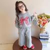 Conjunto de Roupa para Bebê Menina Primavera e Outono 2026 Novo Estiloso Moletom com Laço Infantil Calça Ampla Doce Conjunto de Duas Peças para Meninas
