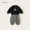 Conjunto de Dos Piezas para Niños Bangxuan con Sudadera de Cuello Redondo con Estampado de Estrellas y Pantalones Jogger con Estampado de Leopardo Ropa Infantil Otoño 2026