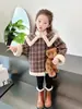 Jaqueta Peluciada Estilo Francês para Meninas Outono/Inverno 2026 Novo Estilo Xadrez Espesso Estiloso Infantil Roupas de Inverno para Bebê