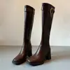Botas femininas de salto alto 2026, cano alto, bico quadrado, outono/inverno, novo design estiloso com fivela de cinto, exalando elegância