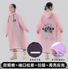 Impermeable Infantil para Estudiantes de Primaria para Ir a la Escuela, Especial para Niños y Niñas, Impermeable y Resistente al Agua de Cuerpo Completo con Espacio para Mochila Escolar, Poncho de Estilo Nuevo