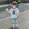Conjunto de Verano Moderno y Genial para Niños Camiseta de Manga Corta Ropa Infantil 2026 Nuevo Elegante Versión Coreana Pantalones Cortos de Mezclilla para Niños Conjunto de Dos Piezas