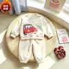 Nuevo conjunto de dos piezas 2026 para niños, con estampados de coches de dibujos animados en una sudadera y pantalones largos, disponible en varios colores y ofrecido para dropshipping