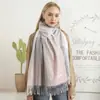 Bufanda Grande de Cuadros para Mujer Invierno al por Mayor Cachemir Cuadros Grandes Versión Europea Bufanda Cálida con Borlas Bufanda de Moda al por Mayor