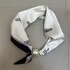 Lenço Quadrado Pequeno Francês de Luxo Leve Primavera e Verão Colar de Pérolas Fivela Magnética Lenço de Seda Preguiçoso Lenço de Pescoço Feminino Corrente para Clavícula Lenço