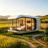 Casa cápsula espacial inteligente moderna e minimalista com iluminação completa e grandes janelas panorâmicas do chão ao teto para férias no campo, cabana pré-fabricada