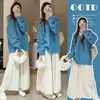 Ropa de maternidad otoño e invierno suéter de punto azul + traje de falda midi color blanco roto estilo coreano suelto que cubre la barriga ajuste ceñido conjunto de tres piezas