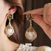 Traje Vintage de Lujo Ligero de Época Media Colgante de Flor de Diamante con Aguja de Plata Pendientes de Perla Traje Retro de Gama Alta Mujer