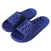 Pantuflas de ducha para baño para hombre, uso interior en casa en verano, a prueba de fugas, antideslizantes, diseño hueco, adecuadas para hoteles y dormitorios, también disponibles para mujeres
