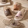 Lindas pantuflas de lino con oso para mujer, nuevo estilo casero de interior, engrosadas, antideslizantes, resistentes al desgaste, suela suave, silenciosas, pantuflas de pareja para hombre