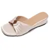 Sandalias de brisa nocturna estilo francés para mujer, diseño de verano 2026, sandalias de cuña plisadas con hebilla de metal, estilo nicho, sin cordones
