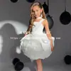 Vestido branco de princesa estilo novo para meninas, vestido de alça de verão infantil transfronteiriço europeu e americano, adequado para desfiles e eventos, com saia bufante floral