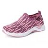Sapatos femininos de malha transfronteiriços moda primavera e verão 2022 sapatos casuais sem cadarço de corte baixo sapatos planos para caminhada para mulheres de meia-idade e idosos mulheres