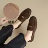 Nuevos mocasines marrones de estilo británico para otoño e invierno, zapatos planos sin cordones de cuero con monedas, zapatos de mujer de cuero genuino