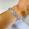Pulseira Torcida com Zircônia Microincrustada de Temperamento Europeu e Americano para Meninas Sensação de Alto Padrão Pulseira de Indústria Pesada Luxo Leve Pulseira Distintiva Versátil para Mulheres