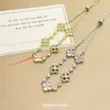 Pulsera de Trébol de Cuatro Hojas Hueco con Pedrería de Alta Gama Estilo Coreano para Mujer, Ajustable, Personalizable, Elegante, Lujo Ligero, Pulsera Exquisita
