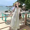 Vestido sin mangas color Beige con cuello, estilo vacacional, Vestido para mujer estilo perezoso que ajusta la cintura, reduce la edad, Nuevo estilo de verano en color Blanco roto