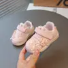 Zapatos Deportivos para Niñas 2026 Nuevas Llegadas de Primavera Estilo Coreano para Niños Suela Suave Encaje de Perlas Lazo Zapatos de Tabla Moda Zapatos Individuales
