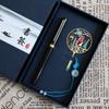 () Caja de Regalo con Marcapáginas Metálico para el Día del Maestro con Texto Grabado Estilo Chino, Presentando el Tema de las Enseñanzas de los Maestros Difundiéndose por el Mundo, Inspirada en los Productos Culturales y Creativos de la Ciudad Prohibida