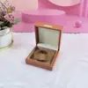 Caja de Joyería de Cuero PU en Ángulo Recto Etiqueta Dorada con Bordes Gruesos para Anillos, Collares, Pulseras y Empaque de Joyería de Moda