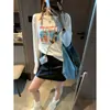 Además, la nueva colección de otoño presenta un estampado de banda de zorros de dibujos animados americanos, una camiseta básica de manga larga con cuello redondo de corte holgado MQ1721