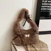 Bolsa de Pelúcia Retrô de Nicho Feminina 2025 Nova Outono e Inverno Versátil Bolsa de Ombro Axila Bolsa Carteiro Bolsa de Pelúcia