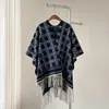 Chal de capa con flecos y estampado geométrico de diamantes en color burdeos, lujoso y de alta gama, bufanda gruesa para atuendos de viaje de otoño e invierno