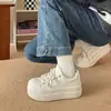 Zapatillas blancas de suela gruesa para mujer que aumentan la altura, nueva colección de otoño 2026, zapatos versátiles para mujeres bajitas, de caña alta, diseño de puntera ancha
