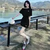 Conjunto de dos piezas de falda corta de manga corta de un solo hombro para mujeres petite, conjunto de ropa deportiva coreana de verano adelgazante que reduce la edad para mujeres