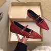 Zapatos Mary Jane poco profundos para mujer, nuevo estilo Primavera y Otoño 2026, con aumento interno de altura, punta fina, estilo Hada Dulce y hebilla de una sola tira.