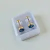 Aretes Mini Gota de Aceite Dorados de Acero de Titanio en Caja Aretes Sencillos de Tornillo Cuatro Hojas Pendientes de Marca Grande