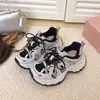 Nuevos zapatos deportivos casuales de otoño antideslizantes que aumentan la altura para mujeres petite, malla 2026, zapatos de papá de suela gruesa, estilo ins transpirable