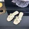 Sandalias de piel de oveja para mujer, disponibles en stock, para uso transfronterizo, perfectas para el verano, sandalias planas de playa a la moda, modernas y elegantes, y diseñadas para hacer que tu piel luzca más clara.