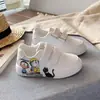 Tênis Esportivo Infantil com Solado Macio, Tênis Respirável para Meninos, Sapatos Casuais de Corte Baixo Resistentes ao Desgaste para Meninas, Tênis Brancos de Desenho Animado para Alunos do Ensino Fundamental