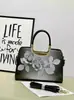 Bolsa Estéreo de Rosa Feita à Mão com Textura de Luxo Leve e Bolsa Mãe Versátil Nova Moda 2025 Elegante e Atmosférica Bolsa de Mão Feminina