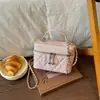 Bolsa transversal feminina 2026 novo estilo tendência início do outono estilo Chanel grade de losangos com corrente bolsa transversal para uso externo de mão bolsa de ombro único