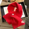 Bufanda Cruzada Beige Casual Literaria y Versátil para Mujer en Otoño e Invierno Cálida de Color Puro Atmósfera Decorativa Flor Pequeña Bufanda