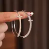 Brincos Minimalistas de Prata com Cruz Cravejada de Diamantes e Formas Redondas, Estilo Transfronteiriço Europeu e Americano, Brincos Únicos e Exagerados, Brincos de Nicho de Alta Qualidade