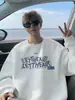 Sudadera versátil de manga larga estilo Hong Kong para hombre, capa base holgada, top de otoño de cuello redondo moderno, prenda de abrigo para hombre