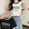Camiseta de manga corta con hombros descubiertos, estilo europeo y americano, para mujer, estilo universitario, de verano, holgada, combinable y estilo occidental, ideal para reducir la edad.