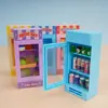 Geladeira Mini Simulada Freezer Máquina de Bebidas Modelo de Armazenamento Brinquedo Alimentício em Miniatura Enfeites Brinquedos para Casa de Brincar de Crianças
