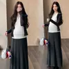 Conjunto de maternidad de dos piezas con capucha minimalista para Otoño/Invierno 2026, con una elegante falda midi de corte amplio