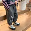 Pantalones deportivos de dibujos animados para niñas, nuevo estilo 2026, colección de moda de primavera y otoño para niños, pantalones largos casuales para bebés niños y niñas, modernos