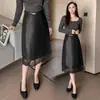 Falda de cuero para mujer para otoño e invierno, con un diseño elegante, empalme de encaje, dobladillo dividido, falda midi de cintura alta