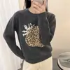 Tricô Pulôver Gola Redonda Manga Longa Estampa de Leopardo Retro Morango para Mulheres Outono e Inverno 2026 Novo Tricô Solto Preguiçoso que Reduz a Idade