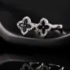 Bestseller transfronterizo: Exquisitos pendientes de botón de circón de trébol con diseño único, de lujo ligero y estilo elegante para mujer