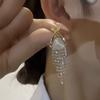 Aretes de Borla Ojo de Gato con Diamantes Incrustados de Pin Plateado Aretes de Diseño de Estilo Lujo Ligero Aretes Nicho para Viajeros Sentido de Alta Gama Aretes Delicados para Mujer