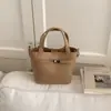 Bolso Cubo de Nicho Estilo Coreano para Mujer Modelo Nuevo Invierno 2025 Bolso de Hombro Cruzado Versátil Elegante de Alta Calidad